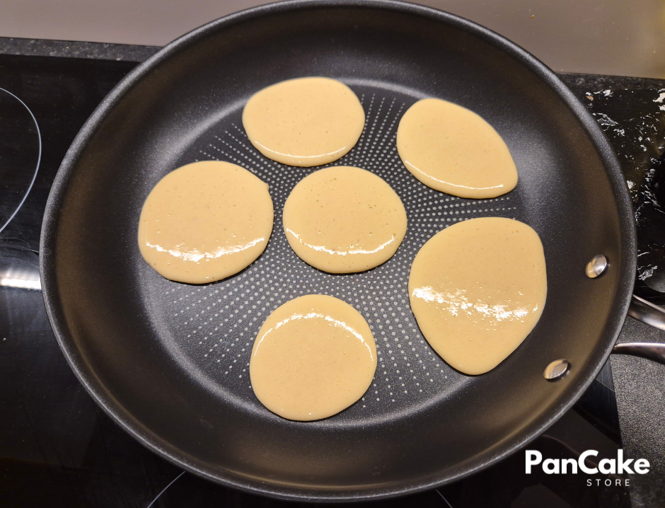 pancakes z mąki migdałowej na patelni