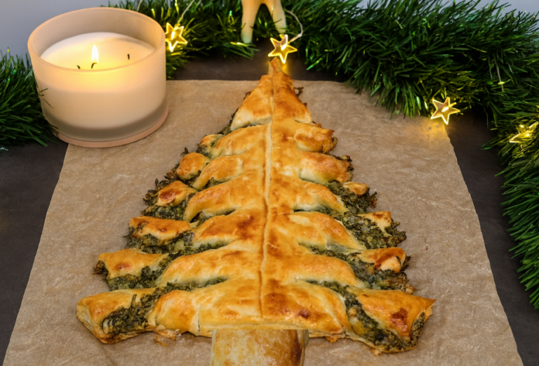 choinka z ciasta francuskiego szpinaku fety
